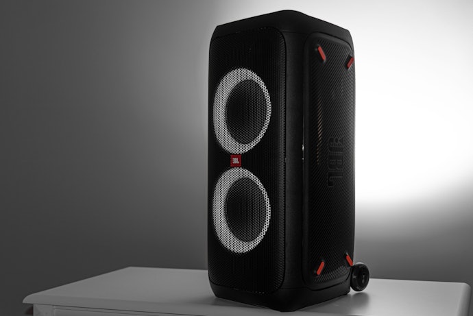 Para Transportar com Facilidade, Prefira Caixas Bluetooth Potentes com Rodinhas