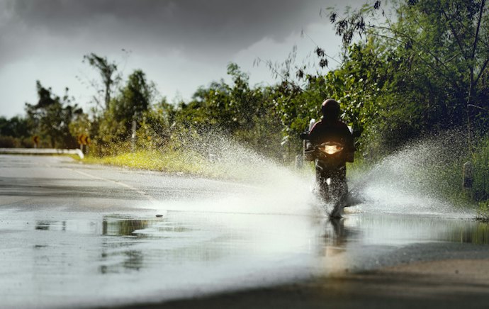 Para Carregar Notebook e Outros Eletrônicos, Escolha uma Mochila Impermeável para Motociclista