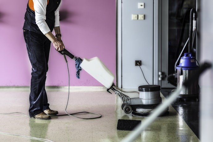 Para Maior Ergonomia e Mobilidade, Priorize Enceradeiras Leves e Veja o Tamanho do Cabo