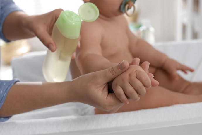 Para Evitar Alergias e Irritações em Recém-Nascidos, Prefira Óleo de Bebê sem Cheiro