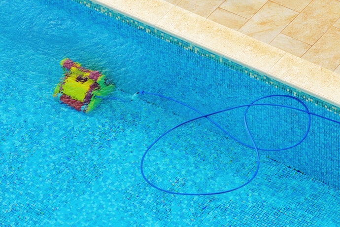 Para Piscinas Residenciais, Prefira Modelos com Agendamento ou Bateria de Longa Duração