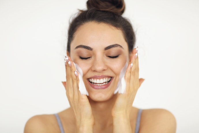 Para um Uso Mais Seguro, Prefira um Sabonete Facial Dermatologicamente Testado e Sem Parabenos