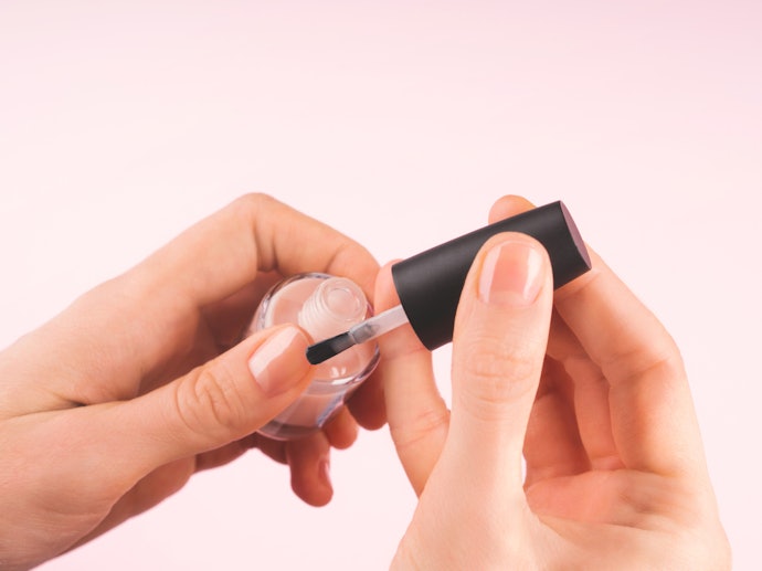Esmaltes Nudes com Fórmulas de Fortalecimento Ajudam a Tratar as Unhas