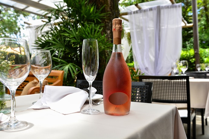 Cheque o Volume da Garrafa de Champagne Rosé