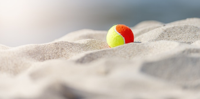 Cores Vibrantes como Laranja e Amarelo São Recomendadas para Esportes na Areia