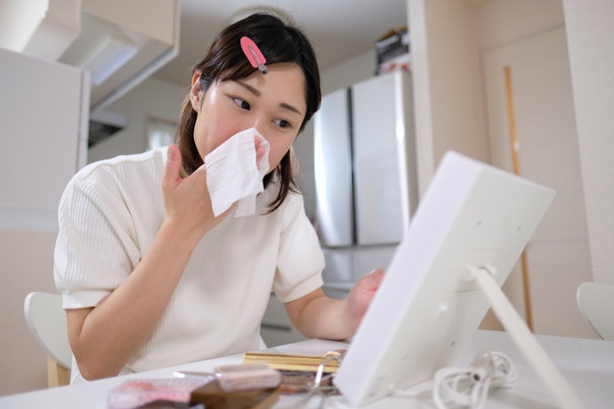 Para Proteger a Pele Sensível, Evite Demaquilante com Fragrância, Álcool e Ativos Irritativos