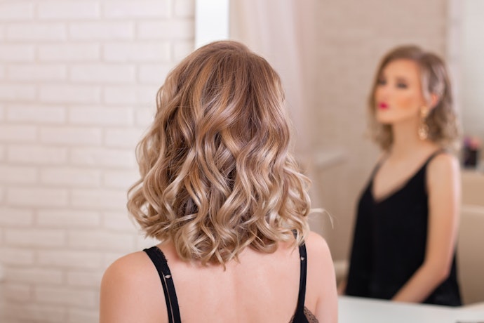 Seu Cabelo Ondulado É Oleoso? Prefira Shampoos que Contenham Ácido Salicílico ou Tea Tree