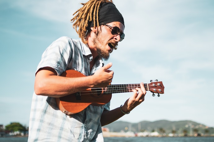 Considere a Amplificação Sonora e Escolha Entre Ukuleles Acústicos e Eletroacústicos