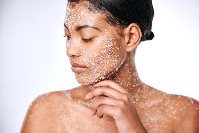 Se Quiser Esfoliante para Corpo e Rosto, Escolha Esfoliante com Grânulos Sintéticos