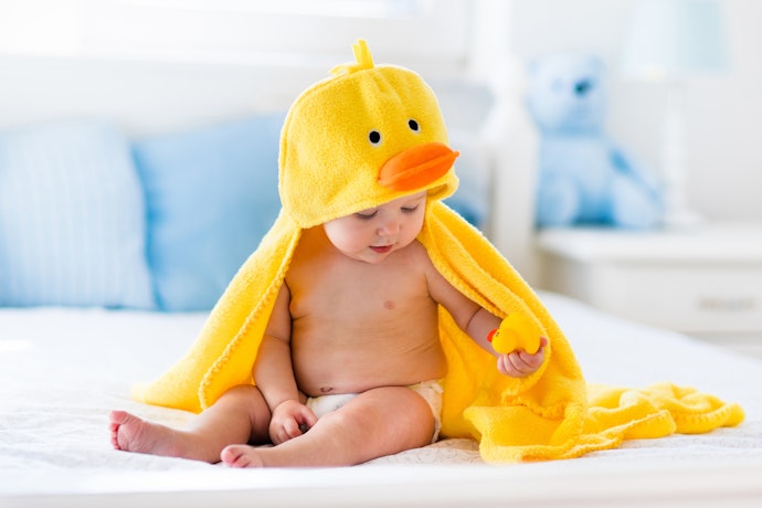 A Toalha de Banho Infantil com Capuz Protege a Cabeça da Criança