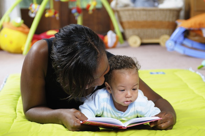 Livros Menores São Mais Fáceis de Manusear Enquanto Segura o Bebê
