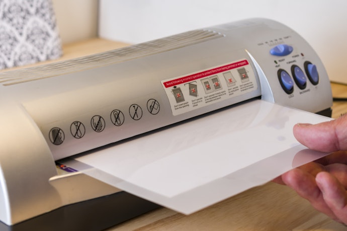 Para Materiais Frequentemente Manuseados, Escolha Plastificadoras que Suportem Filmes de 1 mm