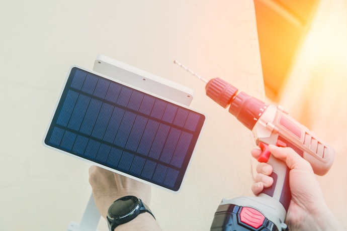 Para Instalação em Muros, Jardins ou Postes, Prefira Refletores Solares de Fixação Direta