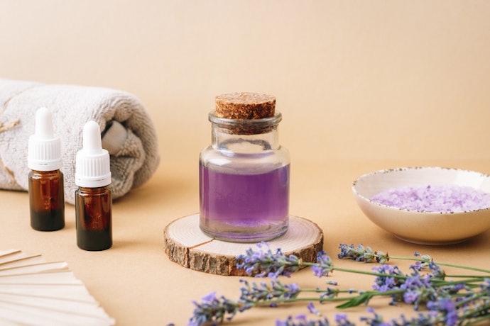 Para Massagem Relaxante, Escolha Óleo Essencial com Fragrâncias Calmantes, como Lavanda