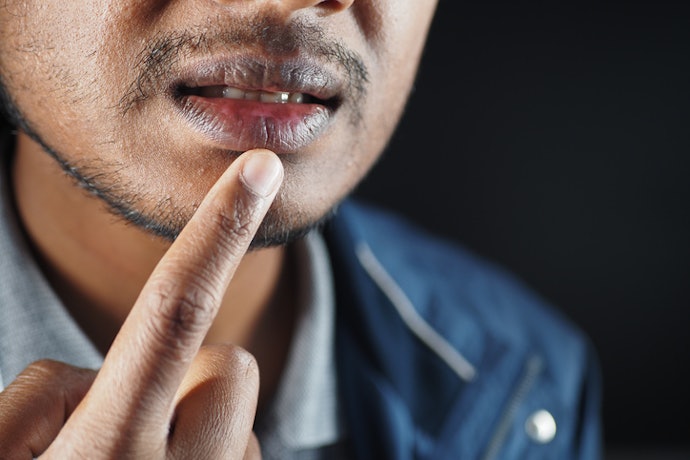 Para Lábios Ressecados, Escolha Hidratante Labial Masculino com Reparadores, como Pantenol