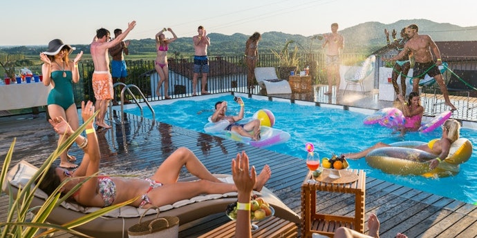 Som à Prova d'Água: Para Festas na Piscina ou Praia. Prefira Caixas de Som Bluetooth com Certificação IP67