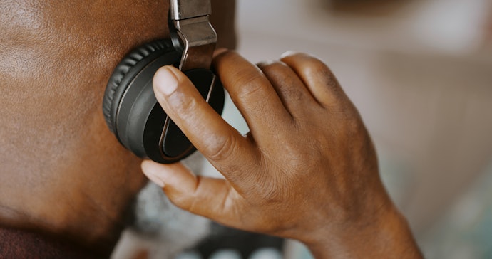 Conforto do Headset: Opte por Fones com Almofadas Macias e Arco Ajustável