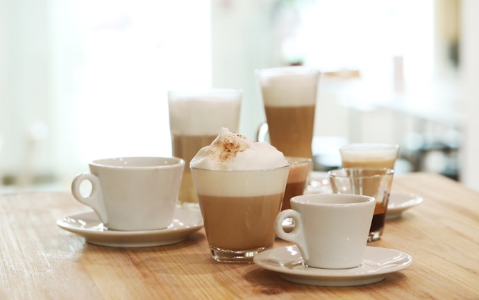 Tenha um Café Quente em uma Xícara de Porcelana e Aprecie o Visual em uma de Vidro