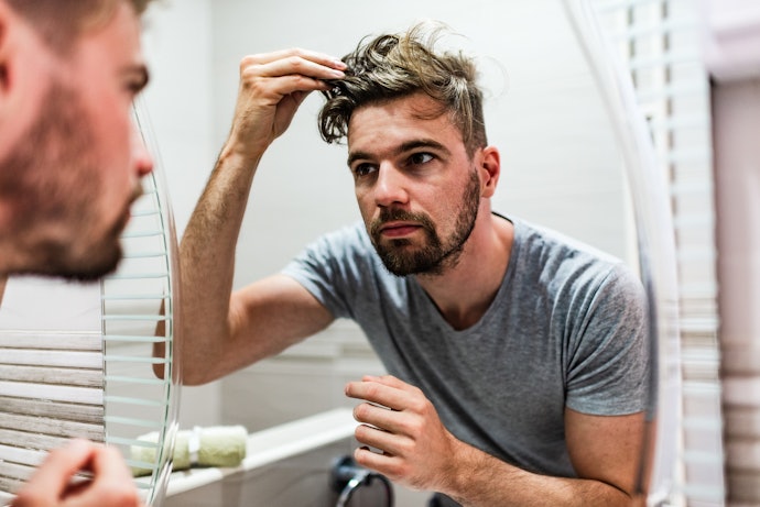 Para Penteados sem Brilho, Prefira Cera para Cabelo com Efeito Matte
