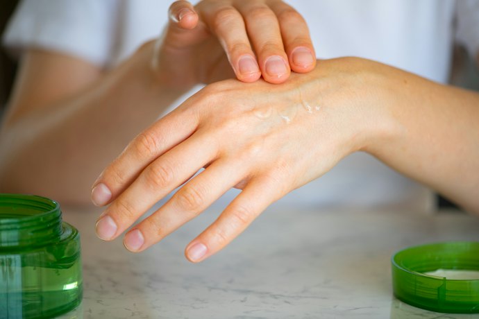 Se Possui Pele Sensível, Evite Usar Géis de Aloe Vera com Álcool e Parabenos