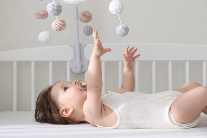 Brinquedos Educativos para Bebê de 3 Meses? Tapetes com Brinquedos Pendurados e Móbiles