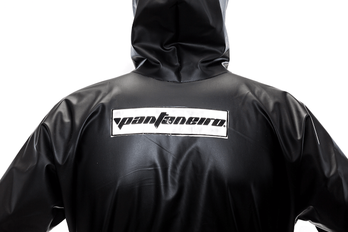 Prefira Capas de Chuva para Moto com Faixas Refletivas nas Laterais, para Maior Segurança