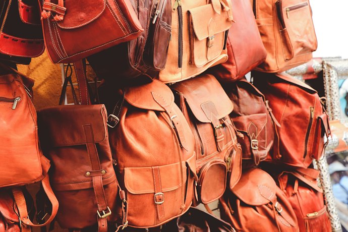 Mochila de Couro Legítimo ou Sintético? Escolha o Material Mais Adequado