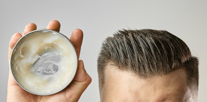 Se Tem Fios Grossos ou Rebeldes, Escolha uma Cera para Cabelo com Fixação Forte ou Extra Forte