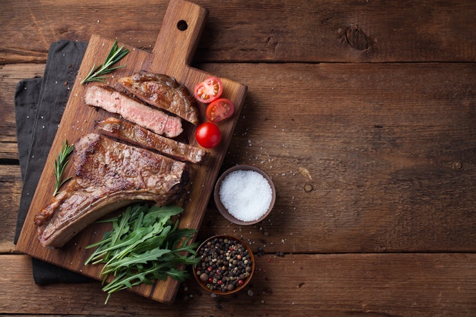 Tábua de Churrasco com Gaveta, Cabo ou Pendurador? Verifique os Acessórios