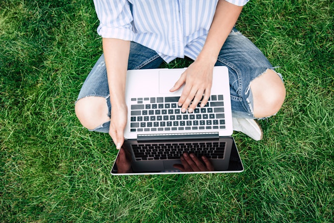 Para Longas Horas de Uso Fora de Casa, Escolha Ultrabooks com Autonomia de 10 h, no Mínimo