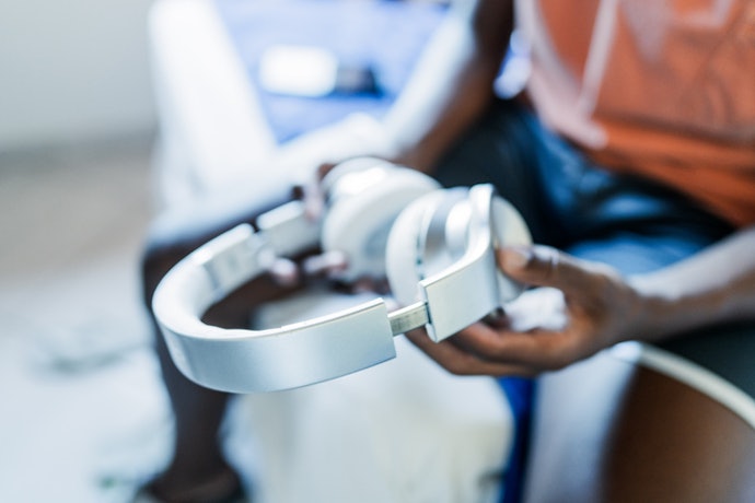 Para Evitar Desconforto e Pressão na Cabeça, Prefira Arco Ajustável em Fones Over-Ear e On-Ear