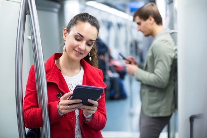 Para Ler no Celular e em Qualquer Lugar, Prefira um Livro com Versão Digital