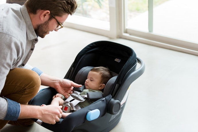 Um Bebê-Conforto com Até 2 kg É Melhor para Carregar os Pequenos Fora do Carro