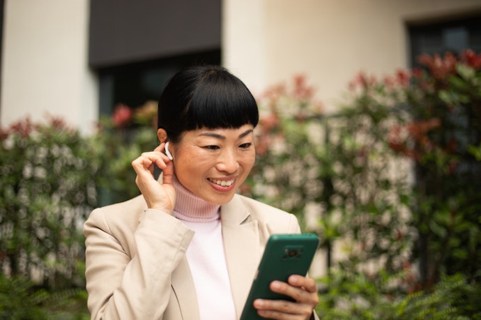 Se Gosta de Personalizar os Recursos, Cheque Se o Earbud Tem Aplicativo e Funções de Controle
