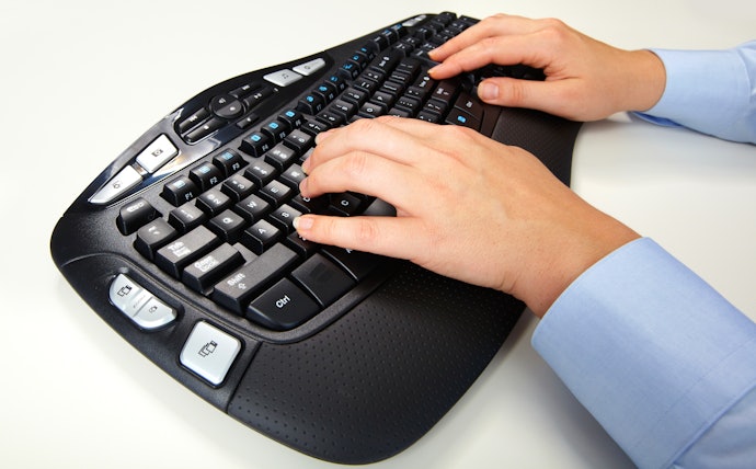 Para Reduzir a Fadiga Durante a Digitação, Prefira Teclados Ergonômicos com Apoio para Punhos
