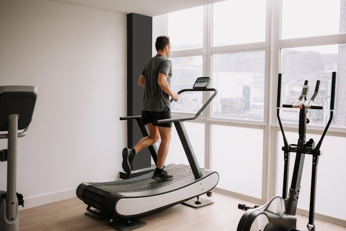 Esteiras, Bicicletas e Elípticos São Perfeitos para Exercícios Aeróbicos