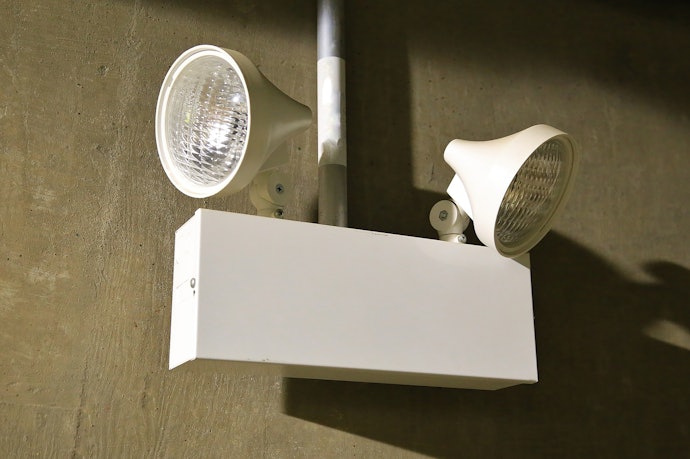 Veja se a Luz de Emergência Pode Ser Instalada em Ambientes Externos