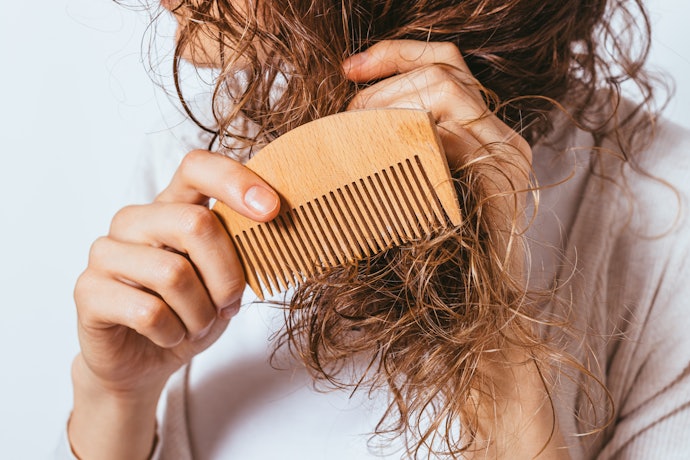 Fique Longe do Frizz: Escolha um Pente com Material que Diminui os Fios Arrepiados