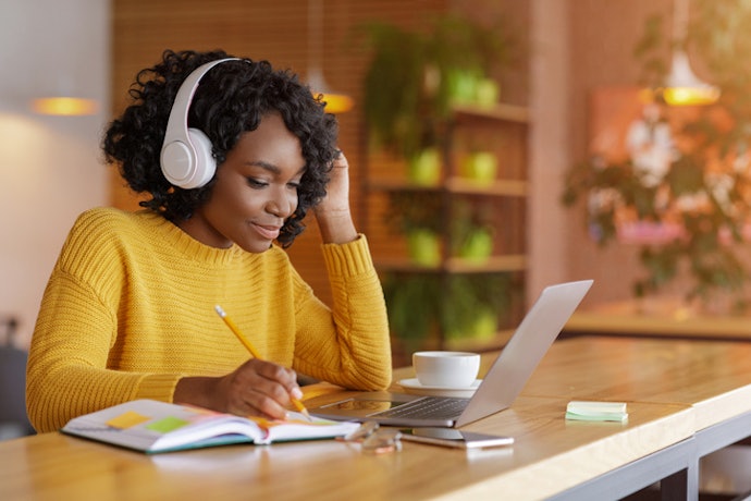 Para Estudar, Opte por Fones de Ouvido Bluetooth com Cancelamento de Ruído Ativo e Ruído Branco