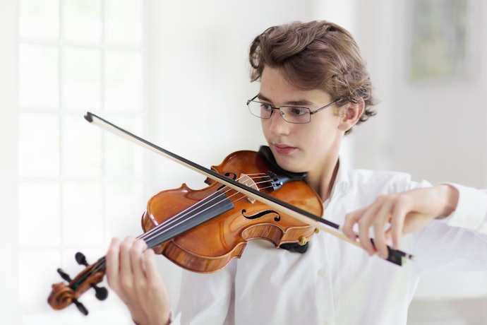 Caso Toque com a Mão Esquerda, Considere um Violino Canhoto