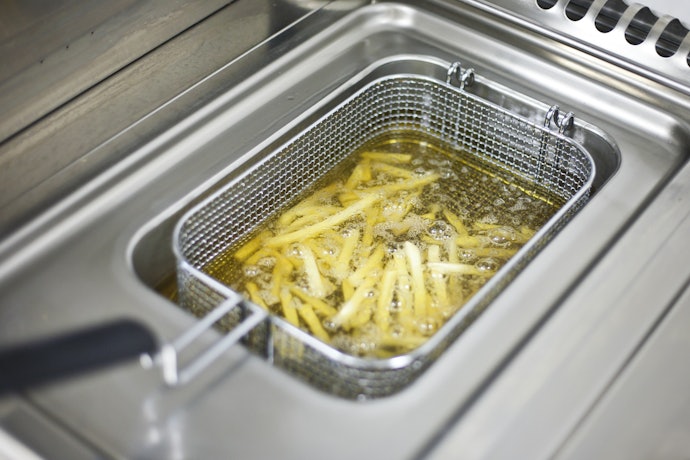 Veja se Ela Utiliza Óleo e Água, e Também a Capacidade Total das Cubas