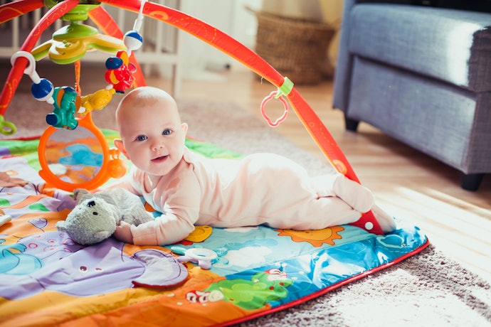 Quer um Brinquedo para Estimular Bebê de 3 Meses? Aposte em Tapetes de Atividades e Chocalhos