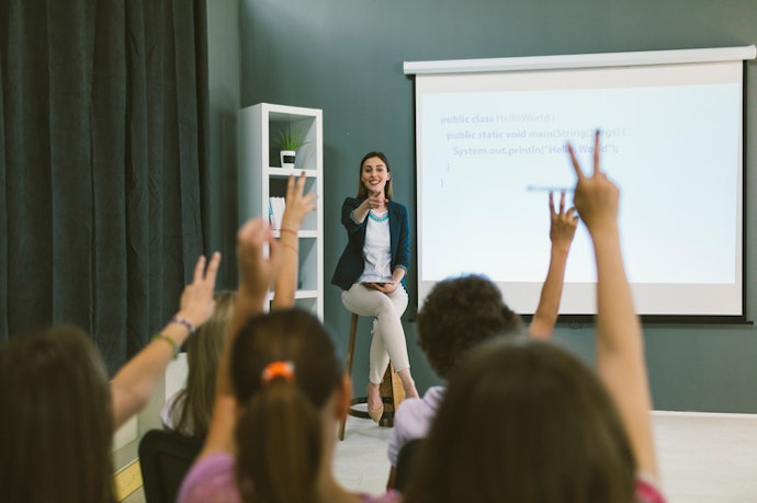 Para Salas de Aula: Prefira Projetores 4K com Boa Luminosidade e Recursos Inteligentes