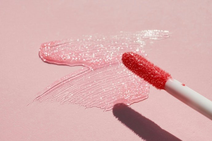 Se Quiser um Visual Divertido ou Fashionista, Prefira Gloss com Glitter ou Holográfico
