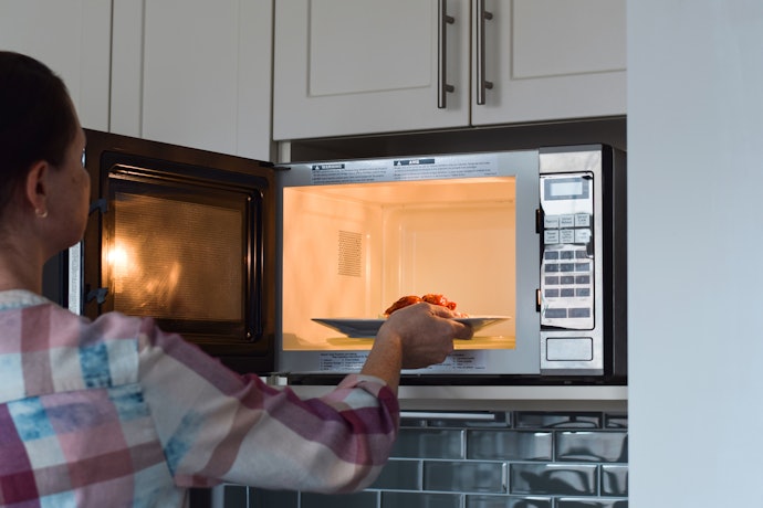Combine o Micro-ondas Com a Decoração com Modelos Espelhados e de Várias Cores
