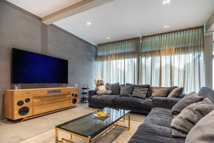 Quer Áudio Claro em uma Sala Grande? Prefira TV de 75 Polegadas entre 40 W e 60 W de Potência
