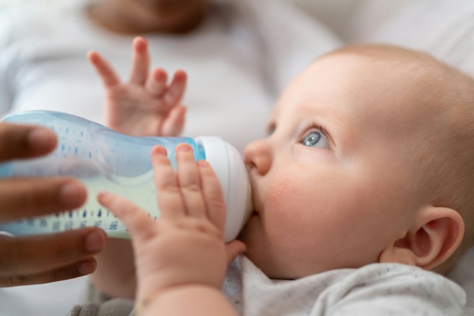 Para Bebês com mais de 6 Meses, Prefira Mamadeiras Ergonômicas