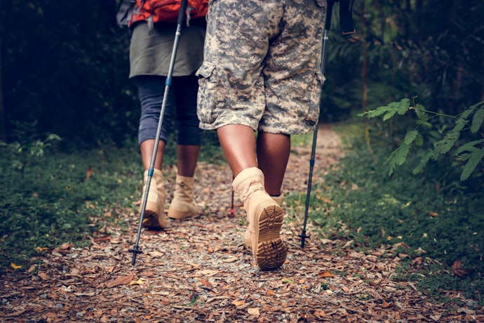 Para Caminhadas Mais Seguras, Escolha Bastões com Itens como Amortecedor