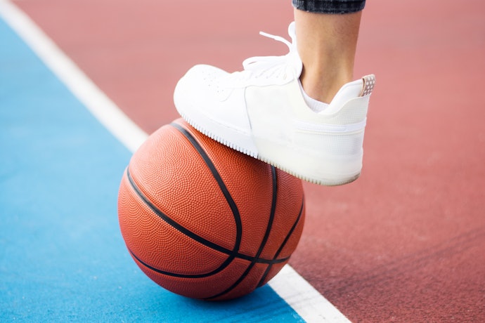 Para Não Derrapar no Jogo, Prefira Tênis de Basquete Femininos com Solados de Borracha