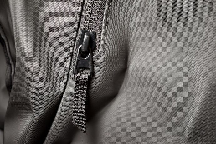 Para Evitar Infiltrações, Prefira Mochilas com Costuras Seladas e Zíperes Impermeáveis